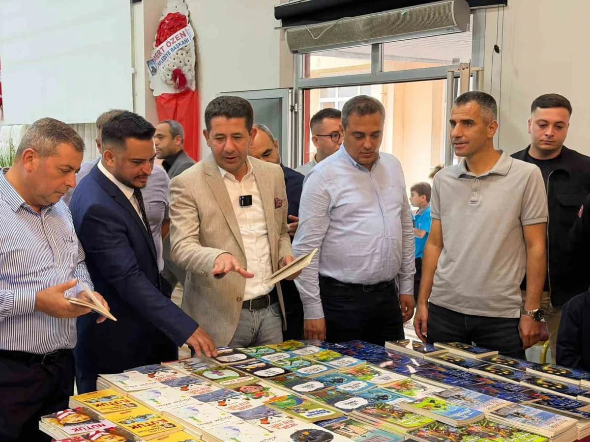 Adana Feke’de düzenlenen 2. Kitap Günleri etkinliğinde kitaplar ve katılımcılar