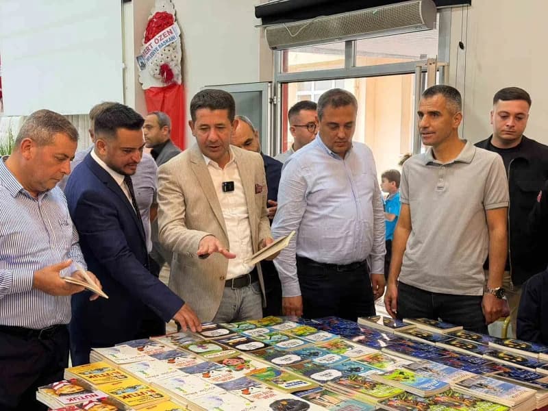 Adana Feke’de düzenlenen 2. Kitap Günleri etkinliğinde kitaplar ve katılımcılar