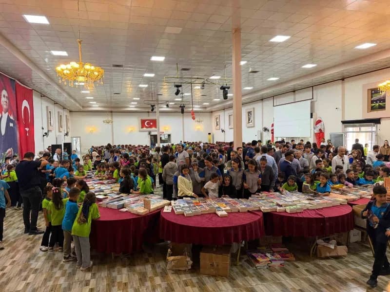 Adana’nın Feke ilçesinde bu yıl ikincisi düzenlenen Feke Kitap Günleri, kitapseverleri, öğrencileri, yazarları ve sanats