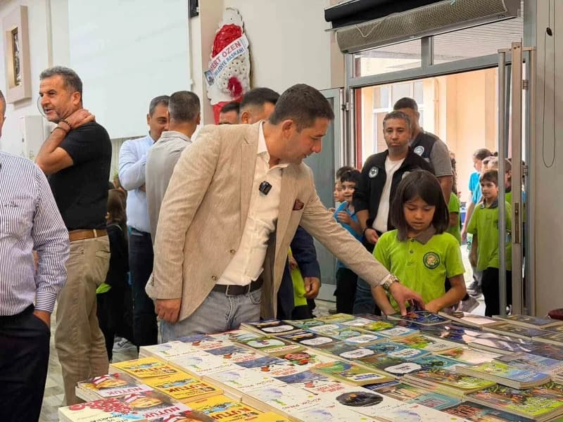 Adana’nın Feke ilçesinde bu yıl ikincisi düzenlenen Feke Kitap Günleri, kitapseverleri, öğrencileri, yazarları ve sanats