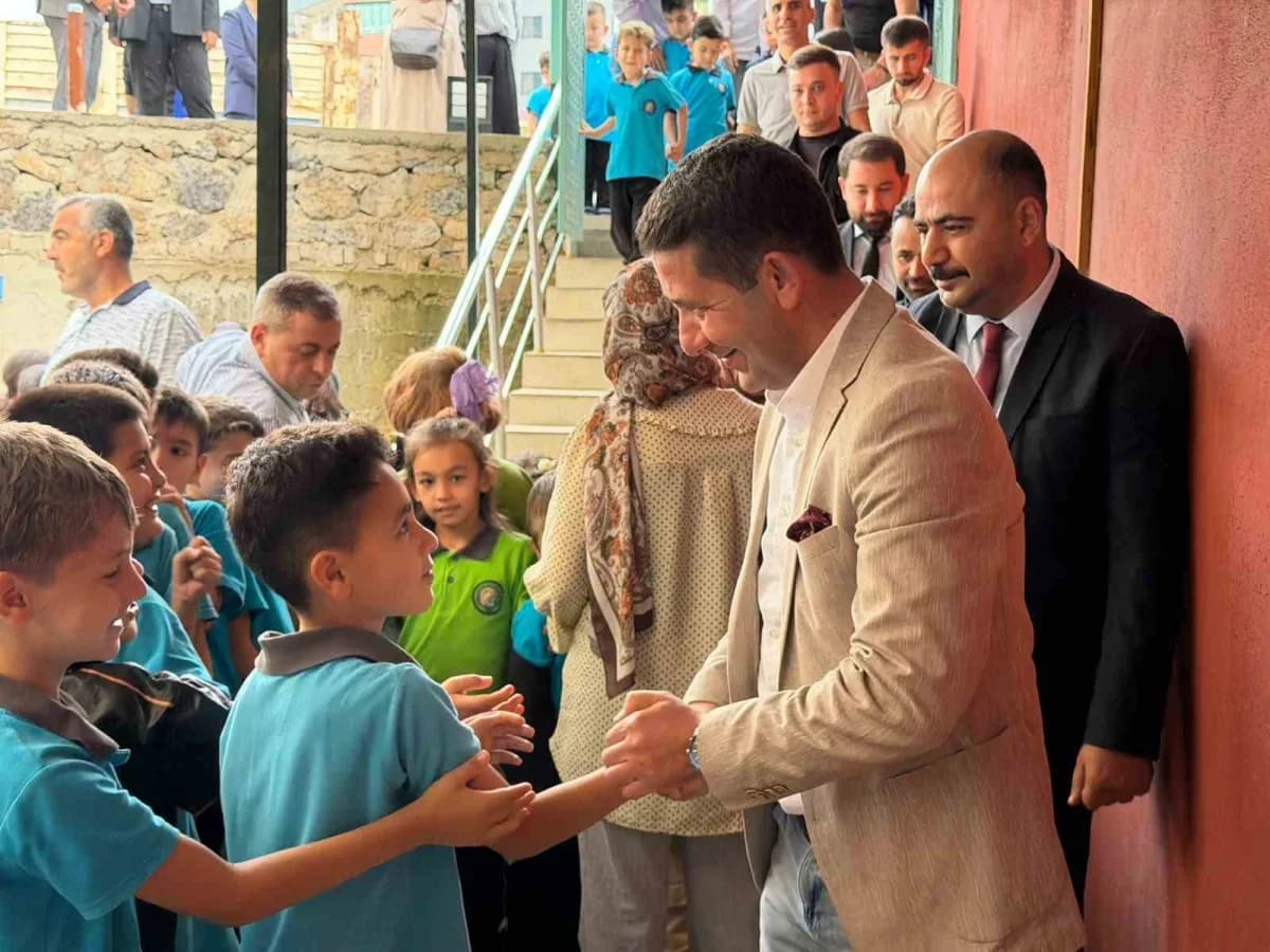 Adana’nın Feke ilçesinde bu yıl ikincisi düzenlenen Feke Kitap Günleri, kitapseverleri, öğrencileri, yazarları ve sanats