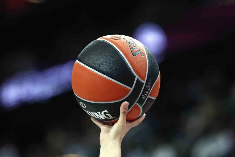Fenerbahçe Erkek Basketbol Takımı oyuncuları Ülker Spor ve Etkinlik Salonu’nda maç öncesi ısınırken