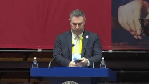 Fenerbahçe Başkan Vekili Barış Göktürk, mali genel kurulda konuşma yaparken
