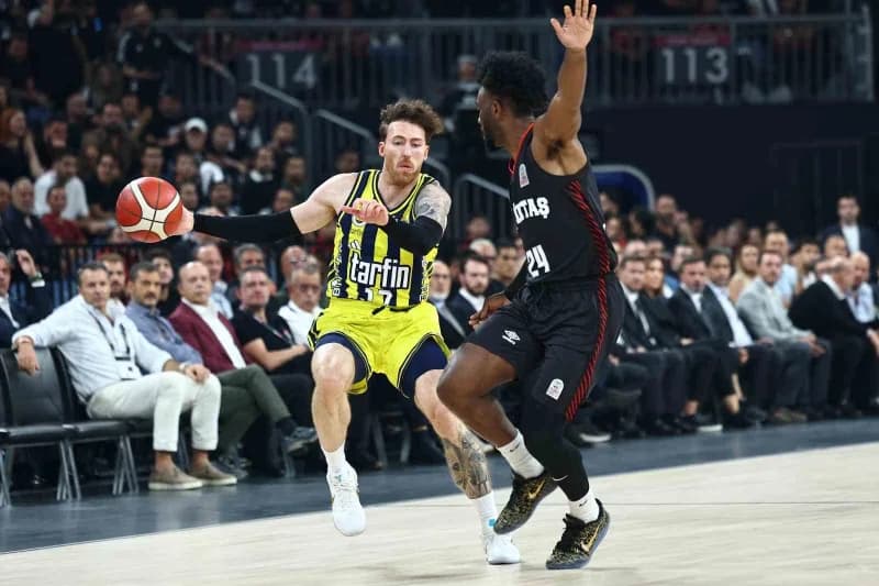 Fenerbahçe oyuncuları Erkekler Cumhurbaşkanlığı Kupası maçında Beşiktaş’a karşı mücadele ediyor