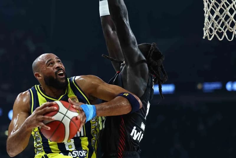 Fenerbahçe ve Beşiktaş oyuncuları 39. Erkekler Cumhurbaşkanlığı Kupası maçında Sinan Erdem Spor Salonu’nda mücadele ediy