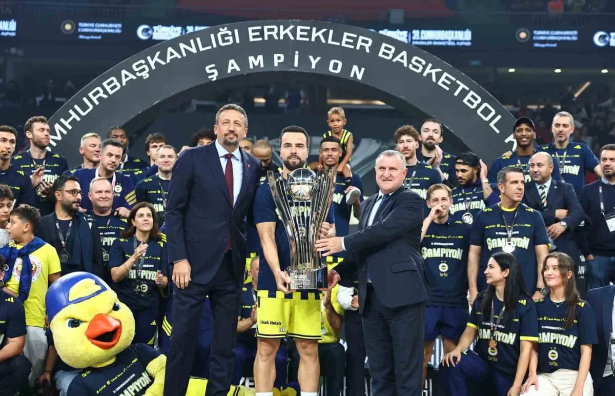 Fenerbahçeli sporculara madalyaları İstanbul Valisi Davut Gül tarafından verilirken, Gençlik ve Spor Bakanı Osman Aşkın