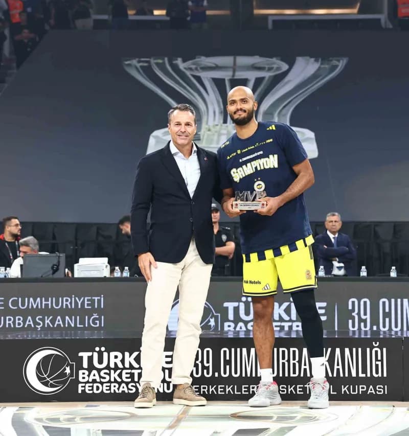 Karşılaşmayı 10 sayı, 6 ribaund ve 3 asistle tamamlayan Shavon Shields, 'en değerli oyuncu' ödülünün sahibi oldu.