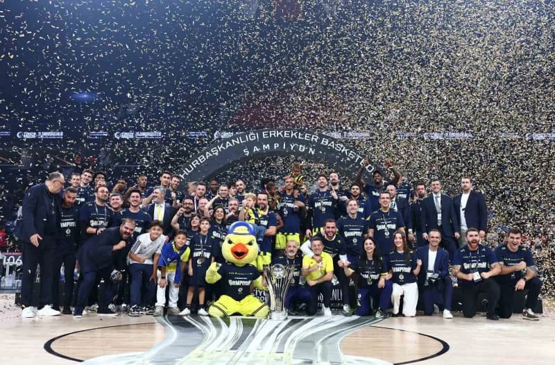 39. Erkekler Cumhurbaşkanlığı Kupası’nda Fenerbahçe oyuncuları kupa töreninde coşkulu anlar yaşarken