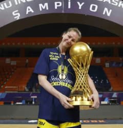 Fenerbahçe Kadın Basketbol Takımı oyuncusu Emma Meesseman maç sırasında top sürerken
