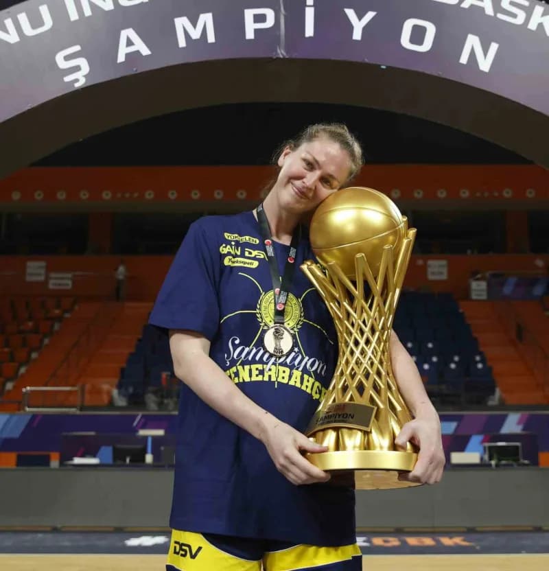 Fenerbahçe Kadın Basketbol Takımı oyuncusu Emma Meesseman maç sırasında top sürerken