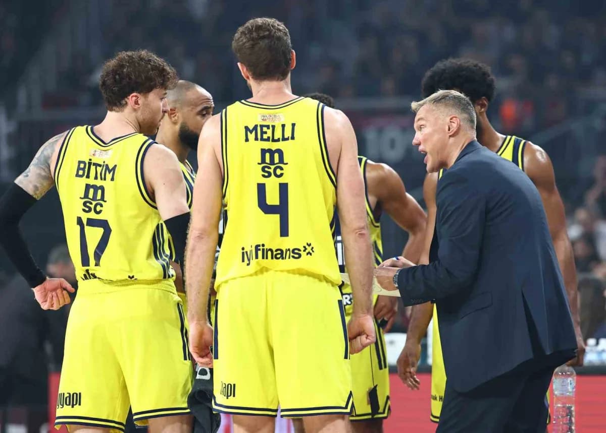 Fenerbahçe Erkek Basketbol Takımı oyuncuları Euroleague maçında mücadele ederken