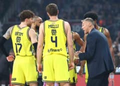 Fenerbahçe Erkek Basketbol Takımı oyuncuları Euroleague maçında mücadele ederken