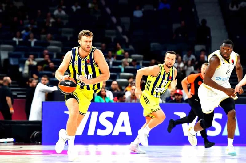 Fenerbahçe basketbol takımı Euroleague Süper Kupa üçüncülük maçında mücadele ederken