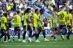 Fenerbahçe futbolcuları Eyüpspor karşısında 8-0 galibiyet sonrası sevinç yaşarken