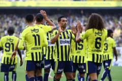 Fenerbahçe futbolcuları Eyüpspor maçında 8-0 galibiyeti kutluyor