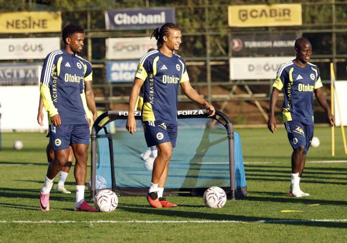 Fenerbahçe futbolcuları Can Bartu Tesisleri’nde Eyüpspor maçı öncesi antrenman yapıyor