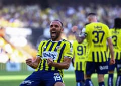 Trendyol Süper Lig maçında Fenerbahçe ve Eyüpspor takımları sahada mücadele ediyor