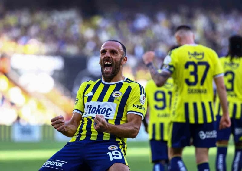 Trendyol Süper Lig maçında Fenerbahçe ve Eyüpspor takımları sahada mücadele ediyor