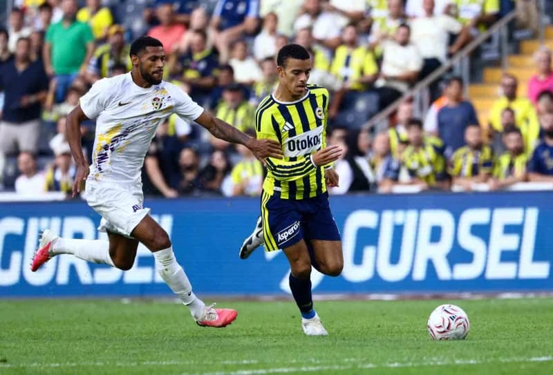 Fenerbahçe oyuncuları Şükrü Saracoğlu Spor Kompleksi'nde Eyüpspor karşısında maç oynarken