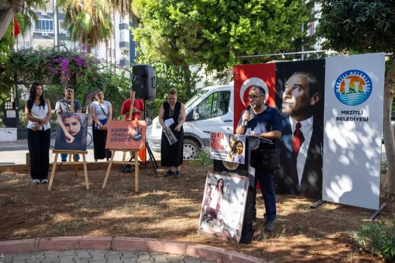 Feray Şahin anma töreninde karanfillerle süslenmiş fotoğrafı