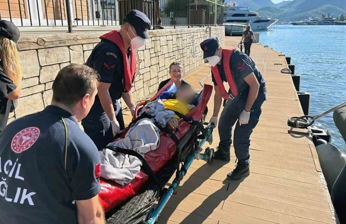 Muğla Fethiye açıklarında Sahil Güvenlik botu denizde tıbbi tahliye gerçekleştiriyor