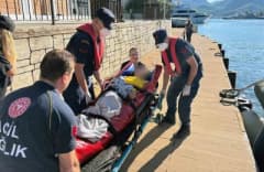 Muğla Fethiye açıklarında Sahil Güvenlik botu denizde tıbbi tahliye gerçekleştiriyor
