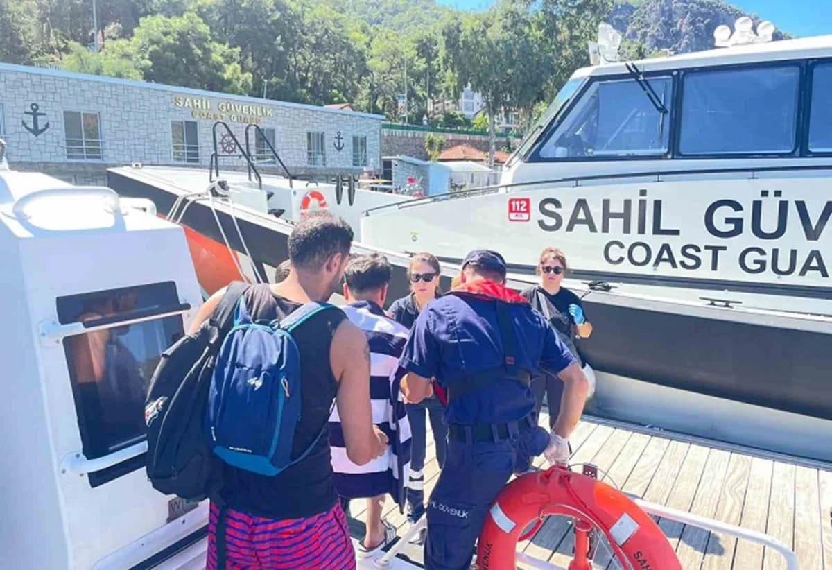 Muğla’nın Fethiye ilçesi açıklarında seyreden gezi ve özel teknelerde yaralanan vatandaşlar Sahil Güvenlik ekipleri tara
