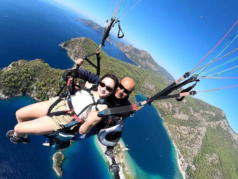Fethiye'de Yamaç Paraşütü sezonu tüm hareketliliğiyle devam ederken, dünyaca ünlü Ölüdeniz ve Babadağ, yerli ve yabancı