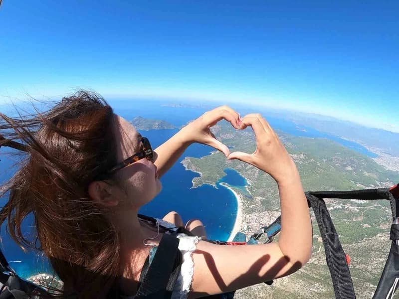 Fethiye'de Yamaç Paraşütü sezonu tüm hareketliliğiyle devam ederken, dünyaca ünlü Ölüdeniz ve Babadağ, yerli ve yabancı