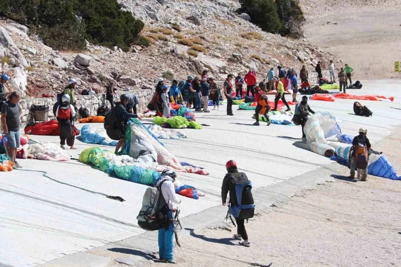 Fethiye'de Yamaç Paraşütü sezonu tüm hareketliliğiyle devam ederken, dünyaca ünlü Ölüdeniz ve Babadağ, yerli ve yabancı