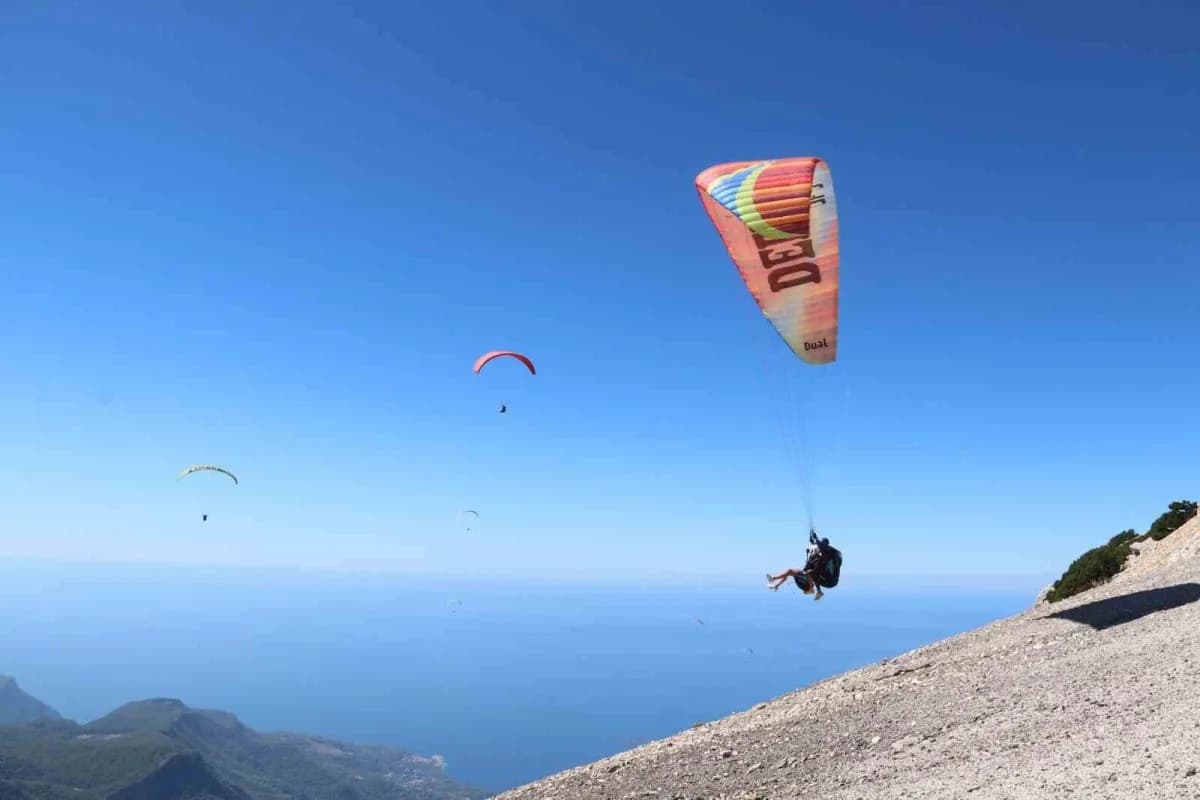 Fethiye'de Yamaç Paraşütü sezonu tüm hareketliliğiyle devam ederken, dünyaca ünlü Ölüdeniz ve Babadağ, yerli ve yabancı