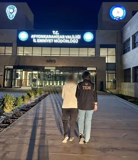 Afyonkarahisar'da polis ekipleri FETÖ üyeliğinden aranan şahsı gözaltına aldı
