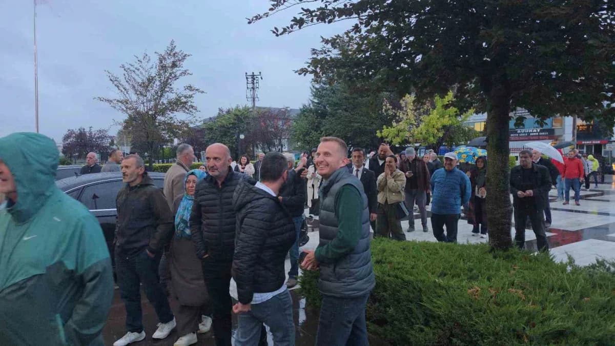 Düzce’nin Akçakoca eski chp’li Belediye Başkanı Fikret Albayrak, irtikap suçlamasıyla çıkarıldığı 2 ağır Ceza Mahkemesin