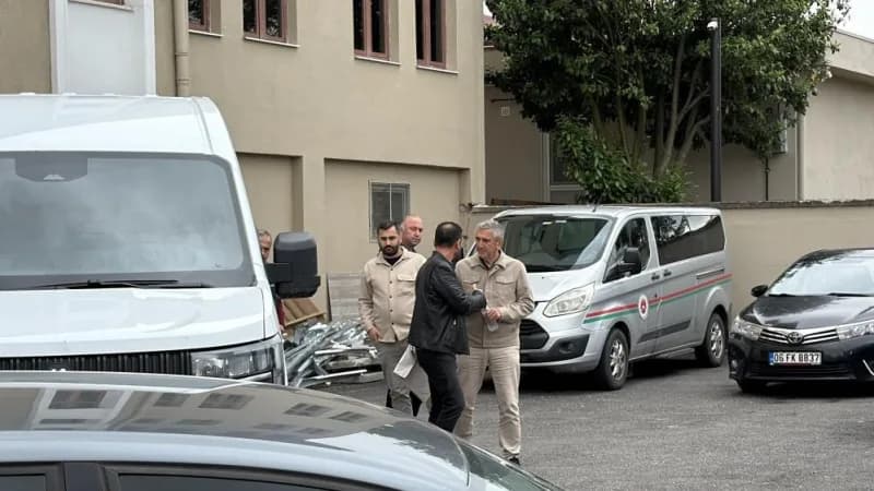 Eski Akçakoca Belediye Başkanı Fikret Albayrak mahkeme salonunda duruşmaya katılırken