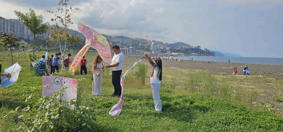 Zonguldak'ta öğrenciler, Filistin'de yaşanan insanlık dramına dikkat çekmek İçin etkinlikte buluştu. "Uçurtmalar vurulma