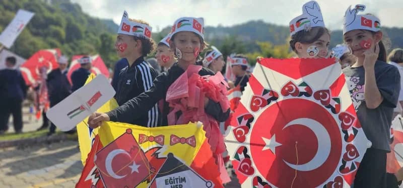Zonguldak'ta öğrenciler, Filistin'de yaşanan insanlık dramına dikkat çekmek İçin etkinlikte buluştu. "Uçurtmalar vurulma