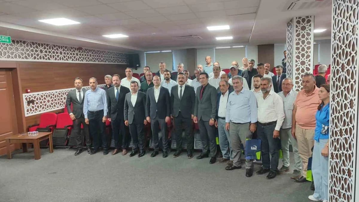Fırat EDAŞ yetkilileri Bingöl ve Malatya muhtarlarıyla toplantıda enerji altyapısını değerlendiriyor