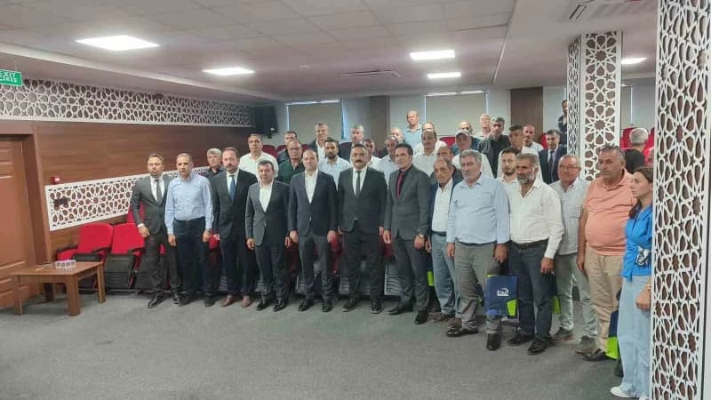 Fırat EDAŞ yetkilileri Bingöl ve Malatya muhtarlarıyla toplantıda enerji altyapısını değerlendiriyor