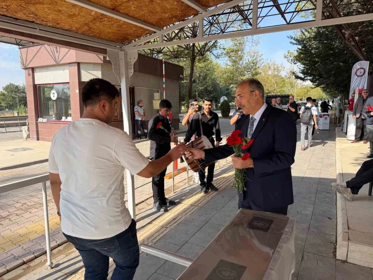 Fırat Üniversitesi Rektörü Prof. Dr. Fahrettin Göktaş öğrencileri kampüs girişinde karanfillerle karşılıyor
