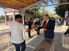 Fırat Üniversitesi Rektörü Prof. Dr. Fahrettin Göktaş öğrencileri kampüs girişinde karanfillerle karşılıyor