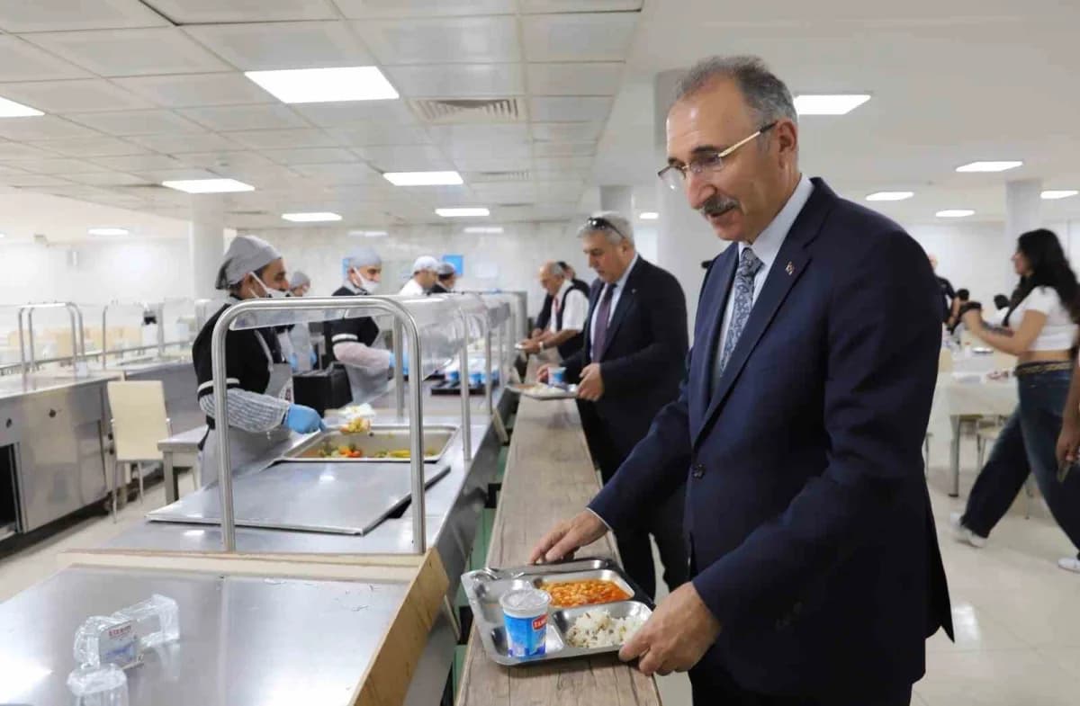 Fırat Üniversitesi Rektörü Prof. Dr. Fahrettin Göktaş, Eğitim-öğretim yılının ilk gününde öğrencileri çiçeklerle karşıla