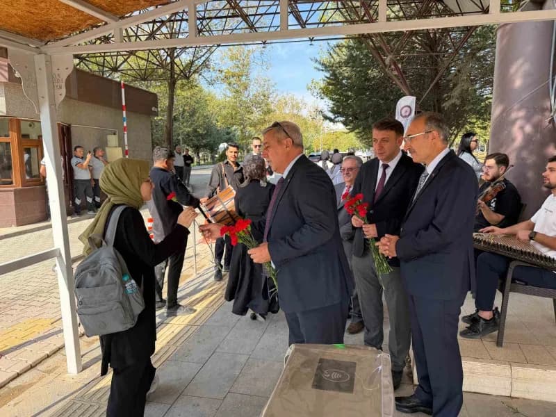 Fırat Üniversitesi Rektörü Prof. Dr. Fahrettin Göktaş, Eğitim-öğretim yılının ilk gününde öğrencileri çiçeklerle karşıla