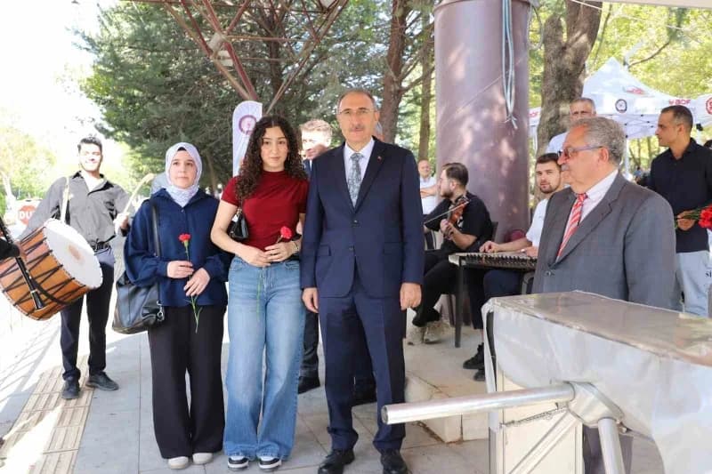 Fırat Üniversitesi Rektörü Prof. Dr. Fahrettin Göktaş, Eğitim-öğretim yılının ilk gününde öğrencileri çiçeklerle karşıla