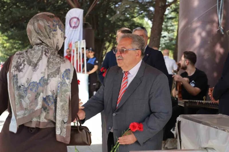 Fırat Üniversitesi Rektörü Prof. Dr. Fahrettin Göktaş, Eğitim-öğretim yılının ilk gününde öğrencileri çiçeklerle karşıla