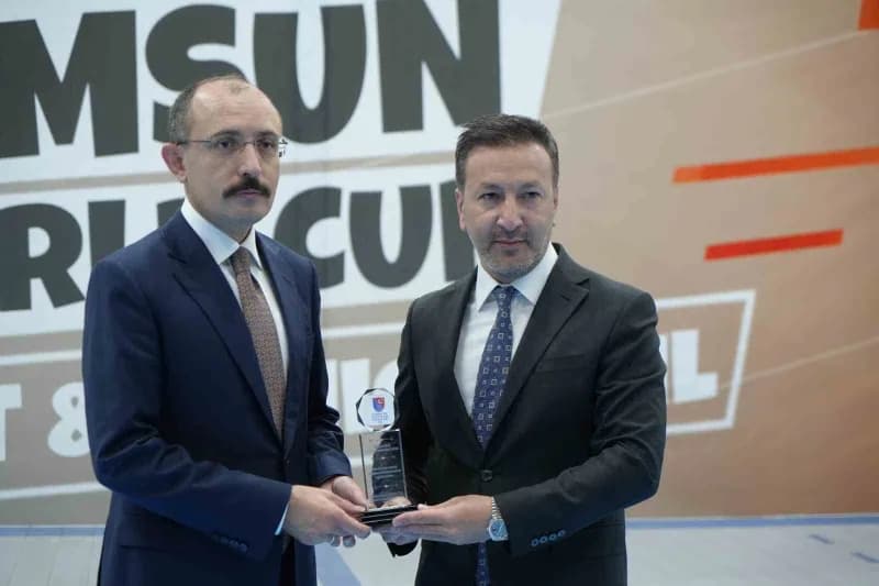 52 ülkeden 606 sporcunun katıldığı Samsun'da düzenlenen Yıldızlar ve Gençler Flöre Dünya Kupası'nın açılış seremonisi dü