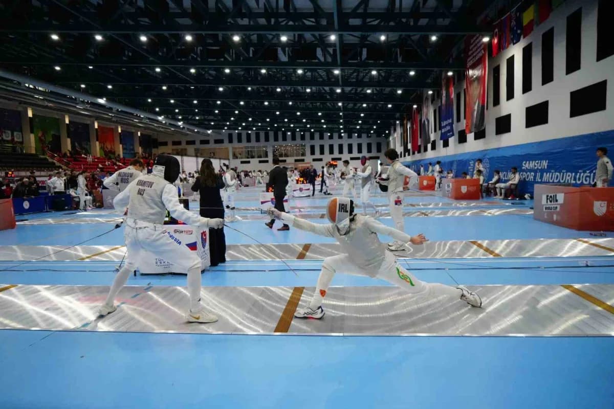 52 ülkeden 606 sporcunun katıldığı Samsun'da düzenlenen Yıldızlar ve Gençler Flöre Dünya Kupası'nın açılış seremonisi dü