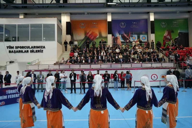 52 ülkeden 606 sporcunun katıldığı Samsun'da düzenlenen Yıldızlar ve Gençler Flöre Dünya Kupası'nın açılış seremonisi dü