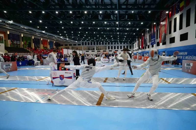 52 ülkeden 606 sporcunun katıldığı Samsun'da düzenlenen Yıldızlar ve Gençler Flöre Dünya Kupası'nın açılış seremonisi dü