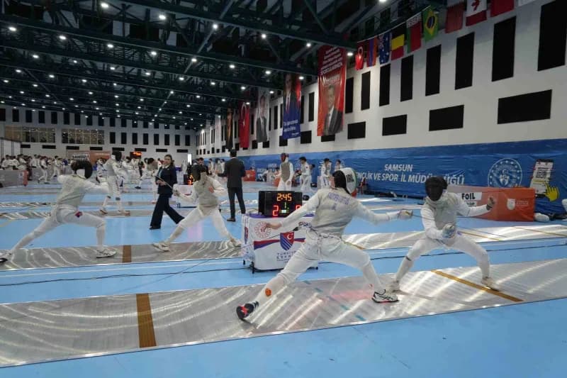 52 ülkeden 606 sporcunun katıldığı Samsun'da düzenlenen Yıldızlar ve Gençler Flöre Dünya Kupası'nın açılış seremonisi dü