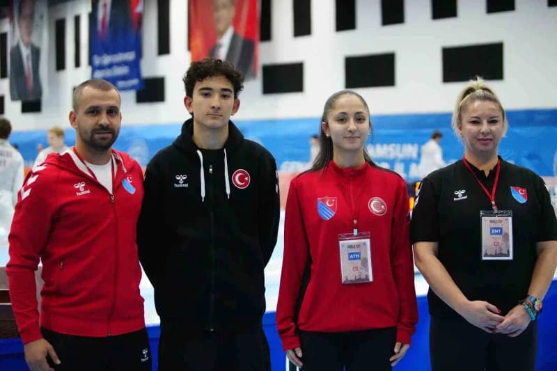 Samsun'da düzenlenen Yıldızlar ve Gençler Flöre Dünya Kupası'nda 52 ülkeden 606 sporcu madalya kazanmak için flörelerini